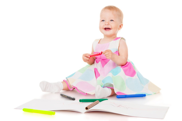 Smiling child draws with color pencils - Fotoğraf, Görsel