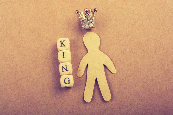 Крошечная корона модели рядом с королем
 - Фото, изображение