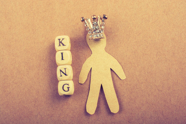 Μικροσκοπικό μοντέλο στέμμα δίπλα ο βασιλιάς διατύπωση - Φωτογραφία, εικόνα