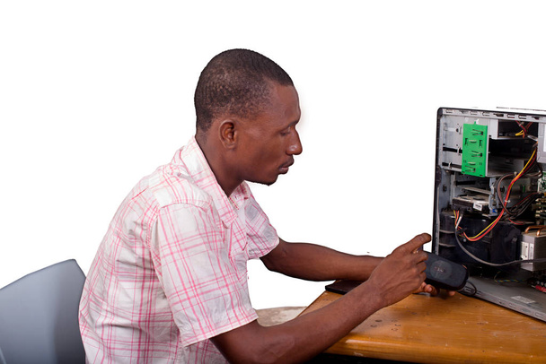 Genç teknisyen bir bilgisayarı onarmak - Fotoğraf, Görsel