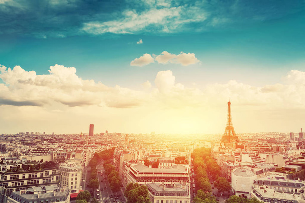 Vista panorámica de la Torre Eiffel al atardecer, París, Francia
  - Foto, Imagen