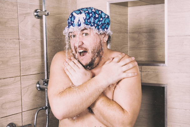 Un homme gras et drôle chante dans la douche. - Photo, image