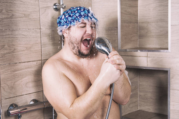 Grappige dikke man zingt onder de douche. - Foto, afbeelding
