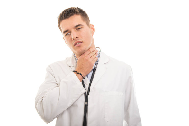 Портрет молодого красивого лікаря, який тримає горло як боляче
 - Фото, зображення