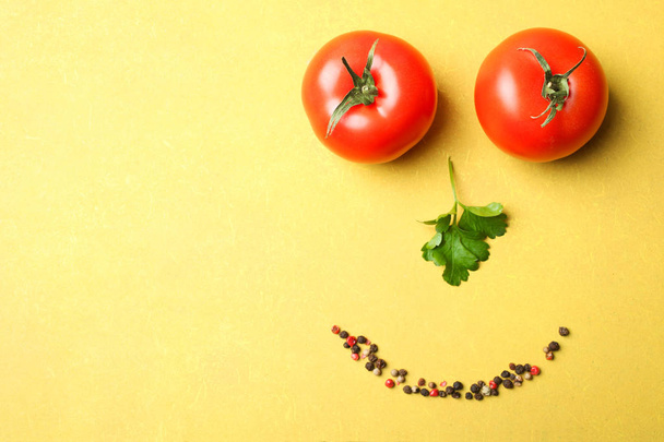 Rosto sorridente feito de legumes
 - Foto, Imagem