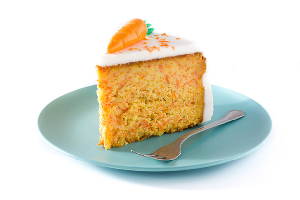 Сладкий кусок морковного торта изолирован на белом фоне
 - Фото, изображение