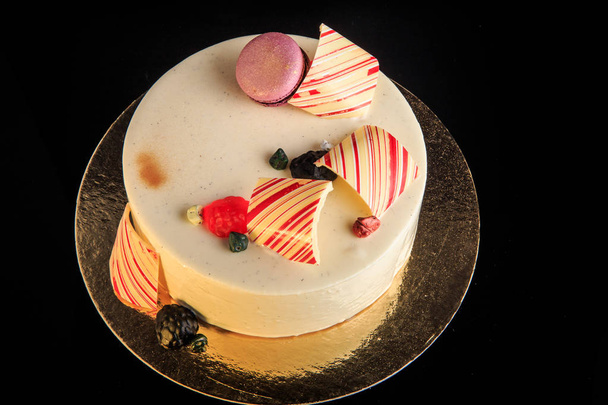 top view delicious round cake with white glaze - Foto, immagini