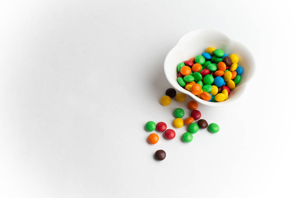 Миска з різнокольорових шоколадних цукерок
 - Фото, зображення