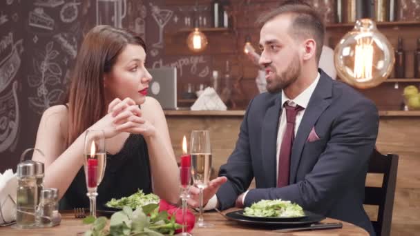 Νεαρό, αξιολάτρευτο ζευγάρι σε ένα ρομαντικό δείπνο ραντεβού - Πλάνα, βίντεο