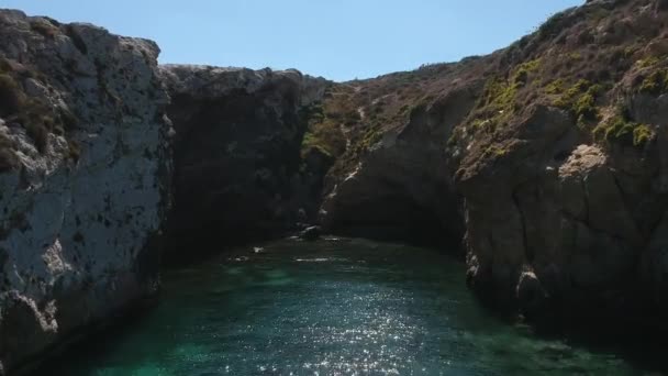 Gozo Malta - 18 Temmuz 2018: Uçuş su Hondoq Bay Gozo, Malta yakınındaki güzel gök rengiyle deniz koyda Yüzme çift üzerinde - Video, Çekim