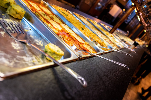 Dienbladen met pasta's voor zelfbediening buffet in een restaurant. - Foto, afbeelding
