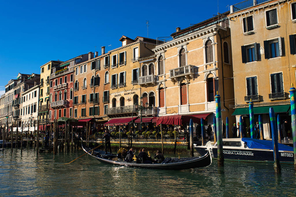 Benátky, Itálie-leden 2019: slunečný zimní den v Benátkách, snímek z kanálu  - Fotografie, Obrázek