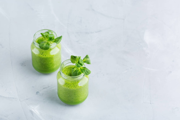 Vihreä smoothie vihanneksia terveellistä, raaka, vegaani ruokavalio
 - Valokuva, kuva