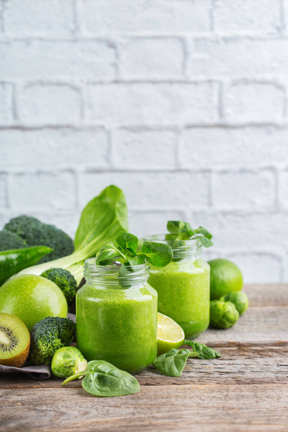 Smoothie vert aux légumes pour une alimentation saine, crue et végétalienne
 - Photo, image