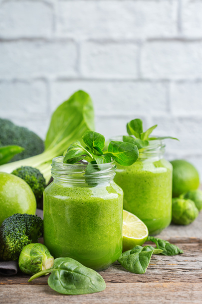 Groene smoothie met groenten voor gezonde, rauwe, veganistisch dieet - Foto, afbeelding