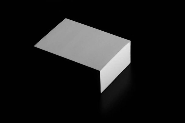 caja blanca. caja de cartón en movimiento. caja de cartón blanco aislado en negro
 - Foto, imagen