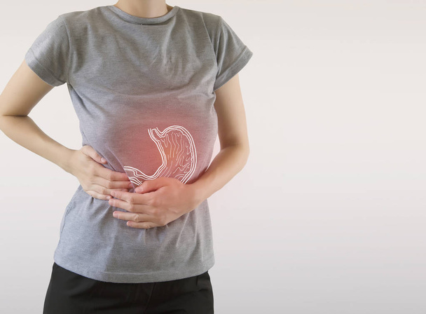 Compuesto digital de estómago doloroso resaltado de la mujer
  - Foto, Imagen