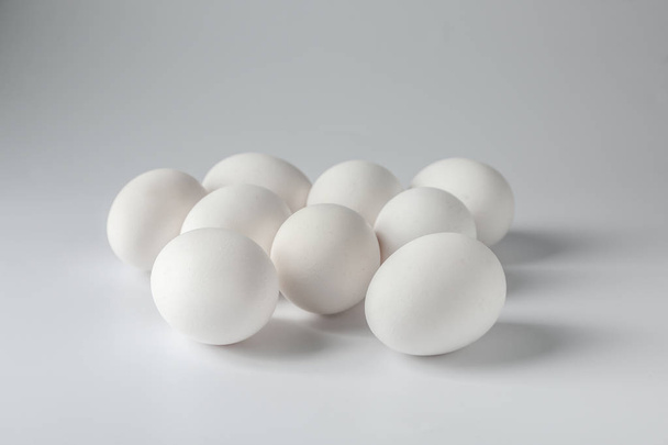 Νόστιμα ωμά αυγά σε λευκό φόντο - Φωτογραφία, εικόνα