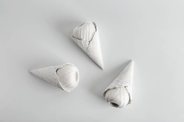 Κώνοι γκοφρέτα με clews σε λευκό φόντο - Φωτογραφία, εικόνα