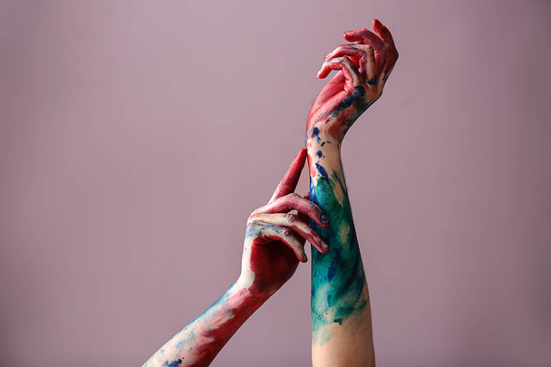 Vrouwelijke handen op kleur achtergrond geschilderd - Foto, afbeelding