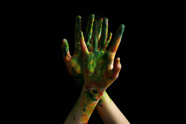 Pintado mãos femininas no fundo escuro
 - Foto, Imagem