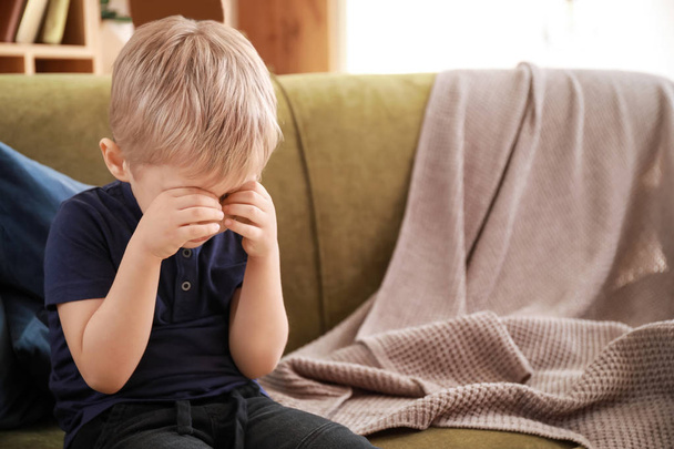 Evde ağlayan üzgün küçük çocuk - Fotoğraf, Görsel
