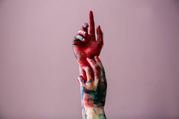 Pintado mãos femininas em fundo de cor
 - Foto, Imagem