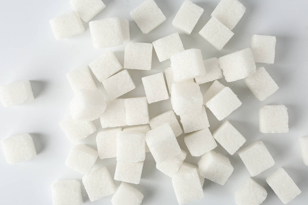 Cubes de sucre sur fond blanc
 - Photo, image