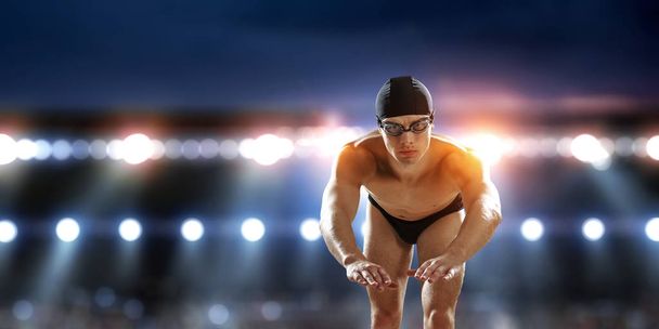 Nadador en competición. Medios mixtos
 - Foto, Imagen
