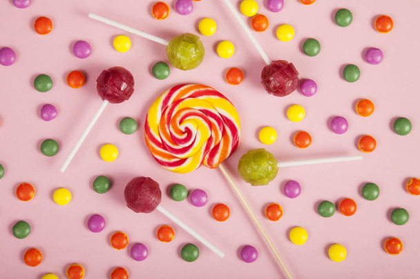Piruletas coloridas y dulces redondos de diferentes colores. Vista superior. - Foto, Imagen
