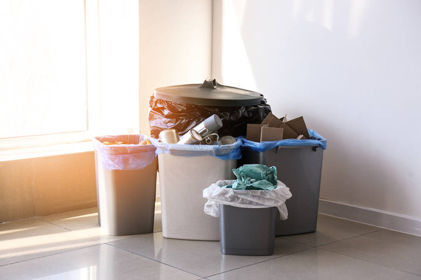 Κάδοι απορριμάτων με διαφορετικούς τύπους των σκουπιδιών σε εσωτερικούς χώρους - Φωτογραφία, εικόνα