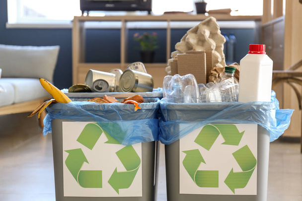 Behälter mit verschiedenen Arten von Müll in Innenräumen - Foto, Bild