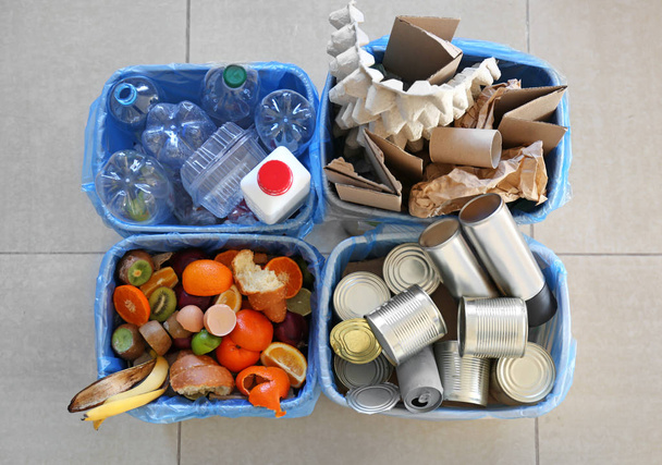 Контейнери з різними видами сміття в приміщенні
 - Фото, зображення