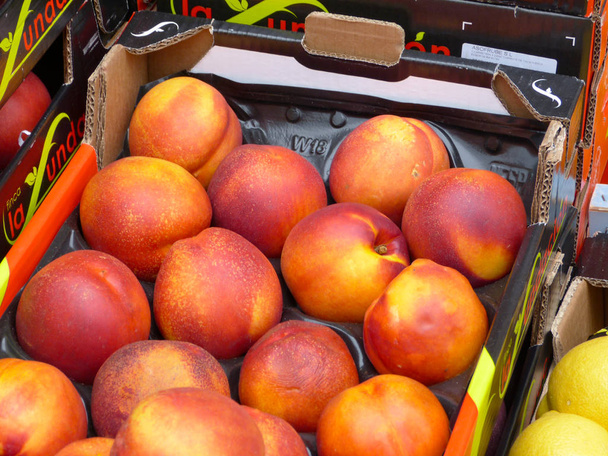 фрукты на еженедельном рынке в деревне
 - Фото, изображение