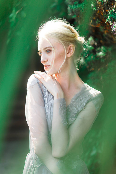 Lenyűgöző természetes háttér gyönyörű menyasszonyi ruha menyasszony portré. - Fotó, kép