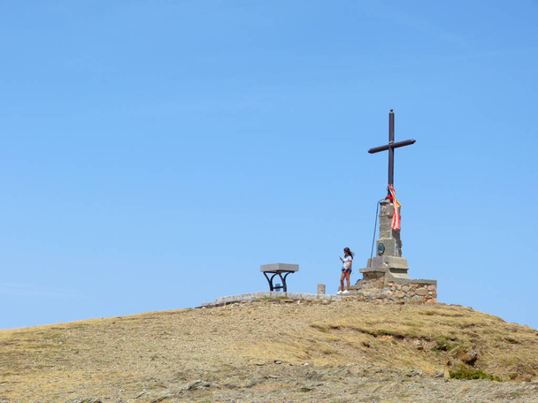 крест на вершине горы - Фото, изображение
