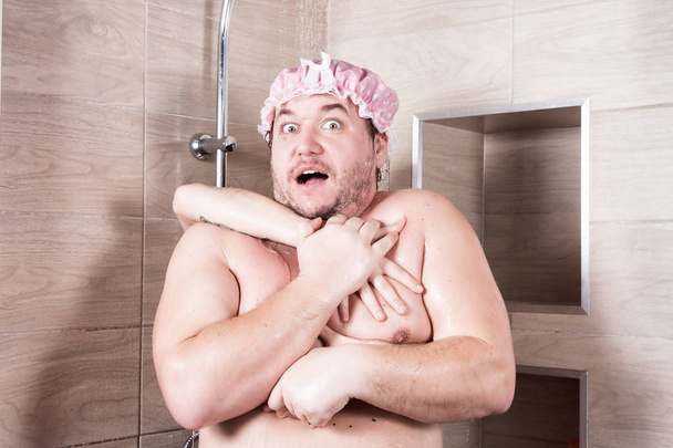 Dos tíos sexy lavan en la ducha.. - Foto, imagen