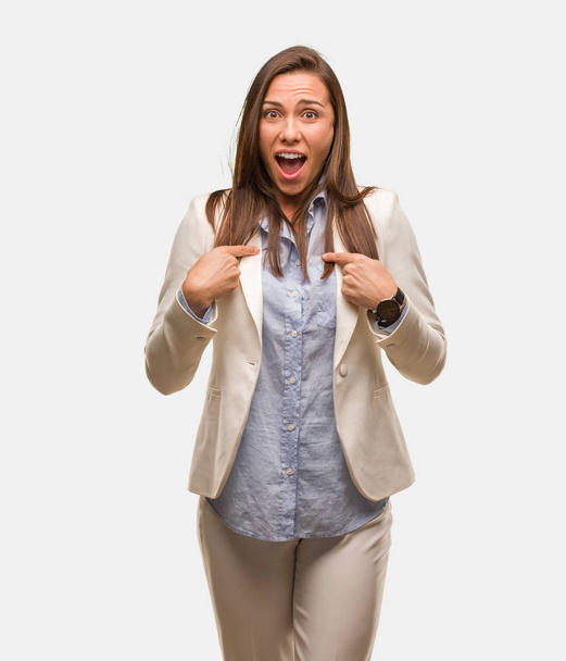 Mujer joven de negocios caucásica sorprendida, se siente exitosa y próspera
 - Foto, Imagen