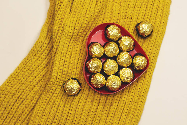 srdce box zlatý prémiových čokoládových sladkostí nad vlněné hořčice barevný šátek - Fotografie, Obrázek