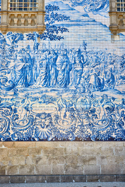 Krásné fasády historické budovy karmelitánský kostel (Igreja dos Carmelitas Descalcos) v destinaci Porto s dlaždicemi azulejos. Portugalsko  - Fotografie, Obrázek
