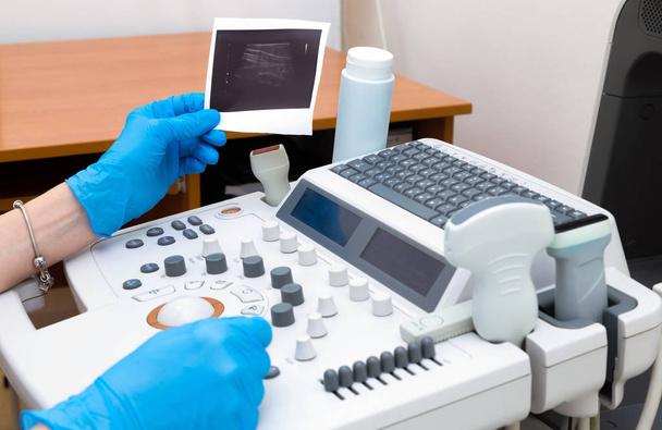 Máquina de ultrasonido Doctor
 - Foto, imagen
