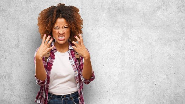 Joven viajero negro mujer enojado y molesto
 - Foto, imagen