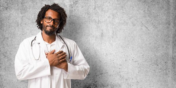 Bonito médico afro-americano fazendo um gesto romântico, apaixonado por alguém ou mostrando carinho por algum amigo
 - Foto, Imagem