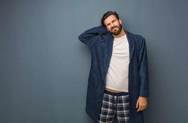Mies yllään pyjama yllättynyt ja järkyttynyt
 - Valokuva, kuva