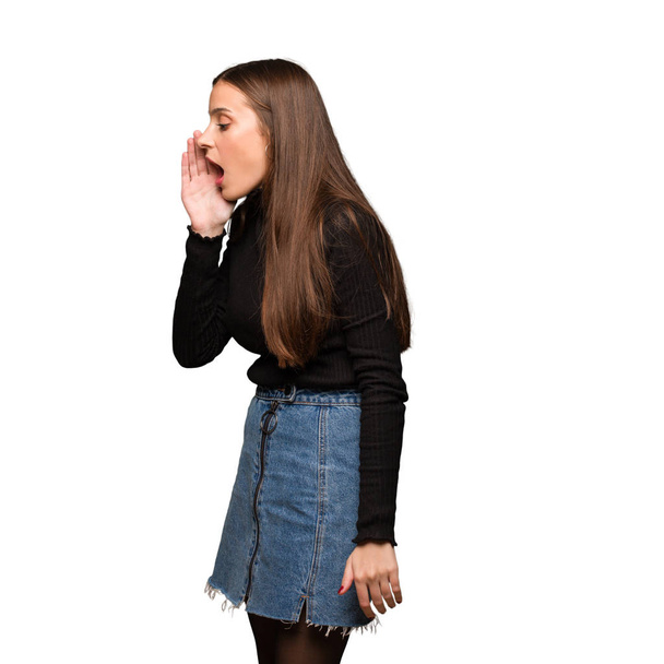 Νέοι χαριτωμένο γυναίκα ψιθυρίζει κουτσομπολιά τόνος - Φωτογραφία, εικόνα