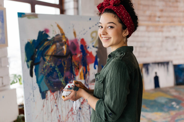 Jonge mooie Glimlachende vrouw met donker krullend haar tekening foto  - Foto, afbeelding