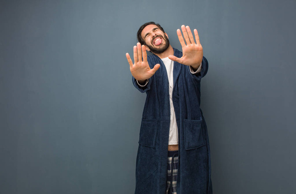 Het dragen van pyjama weergegeven: nummer tien man - Foto, afbeelding
