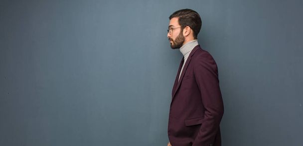 Homem moderno de negócios no lado olhando para a frente
 - Foto, Imagem
