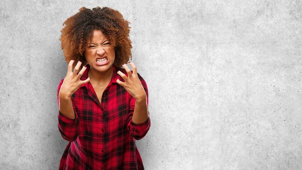 Νεαρή μαύρη γυναίκα Αφρο θυμωμένος και αναστατωμένος - Φωτογραφία, εικόνα