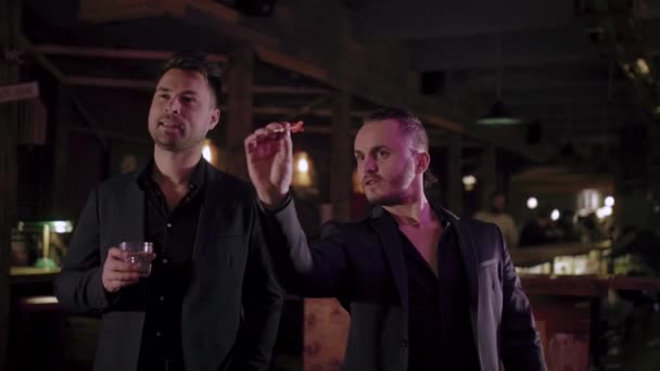 deux hommes en costume boivent du whisky dans un bar
 - Séquence, vidéo